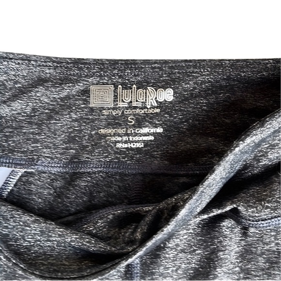 Blooming Elegance: LulaRoe Floral 3/4 Leggings, Your Wardrobe's Perfect Petal‎ - Picture 2 of 2